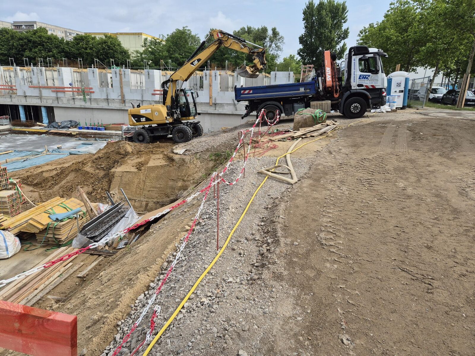 Mobilbagger der EMC GmbH bei Erdarbeiten im Erschließungsgebiet